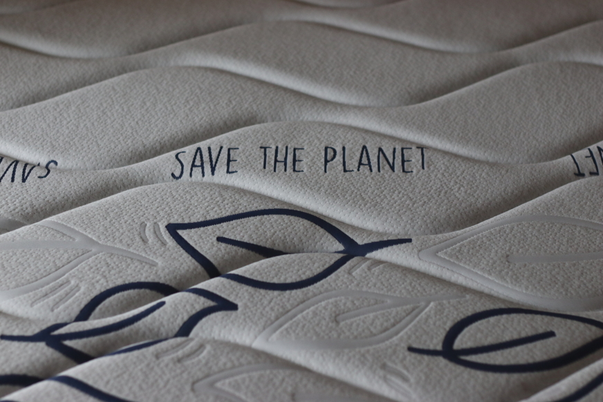 Superfície de colchão com texto estampado